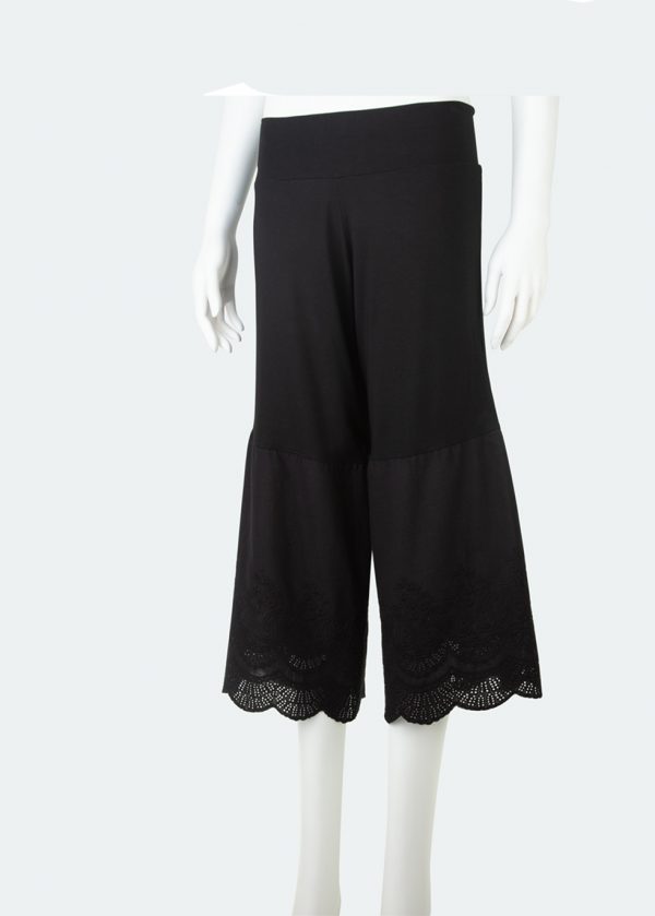 Midi  Pants With a EYELET Lace